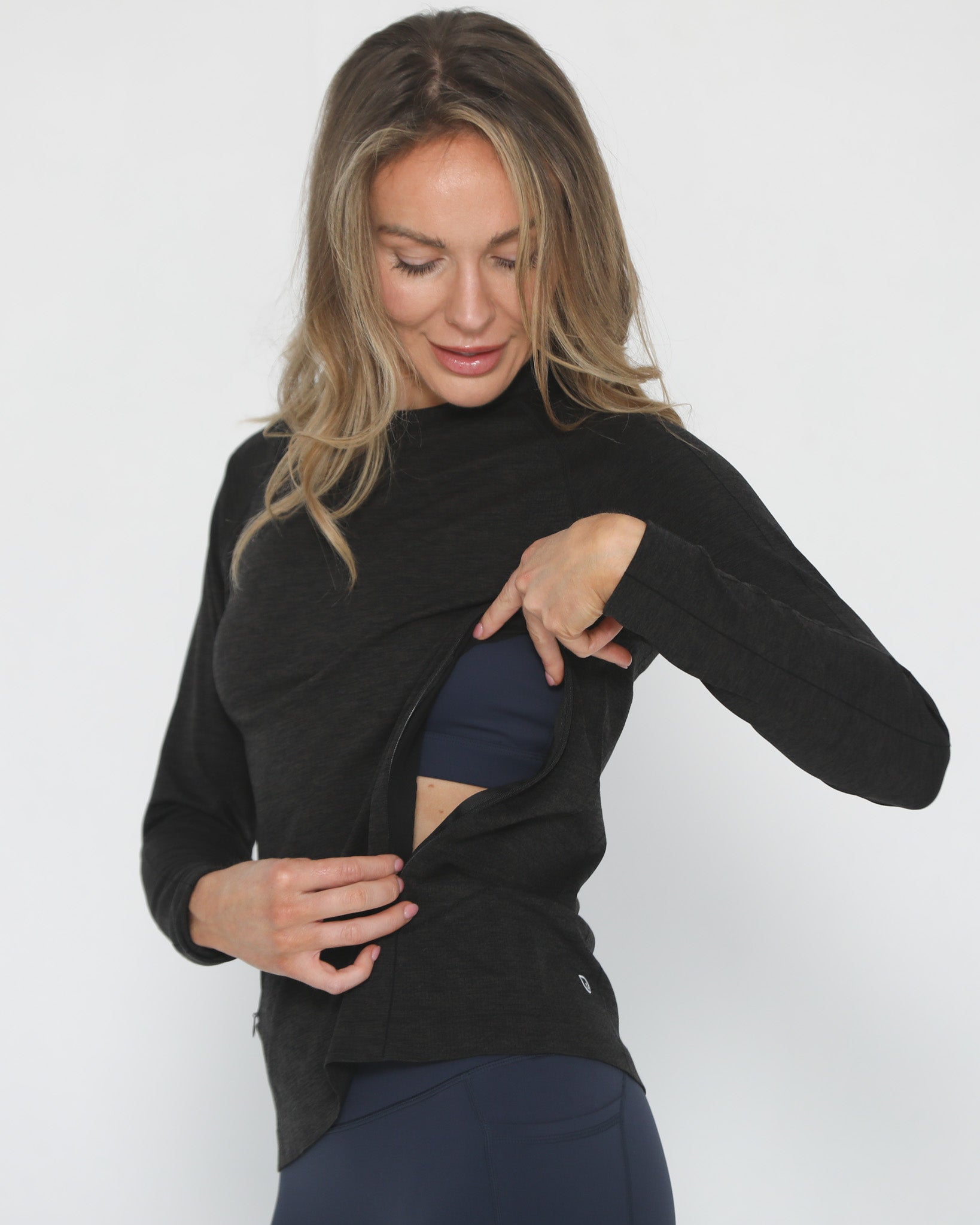 Aria seamless nursing running top long sleeve, noir, sweat and milk, front shot half body with nursing zipper open for breastfeeding