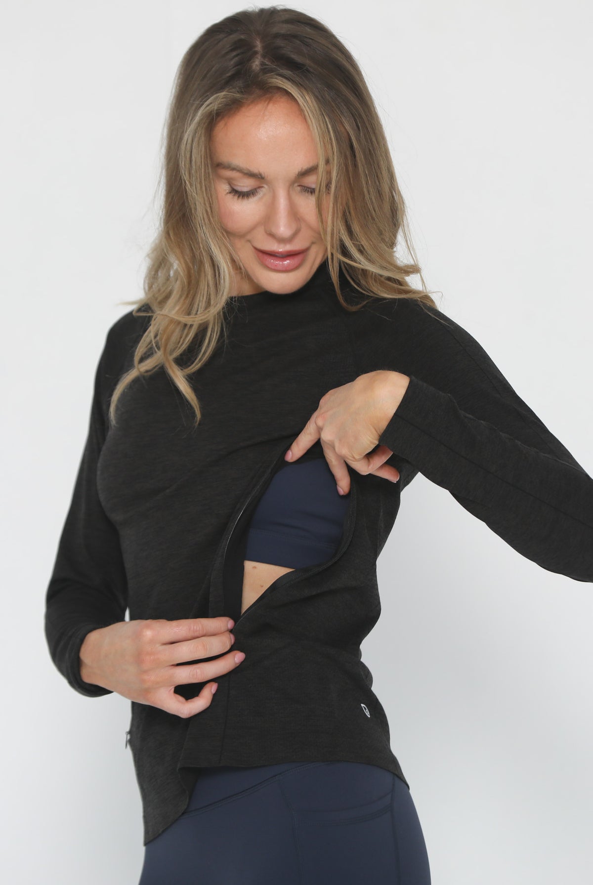 Aria seamless nursing running top long sleeve, noir, sweat and milk, front shot half body with nursing zipper open for breastfeeding
