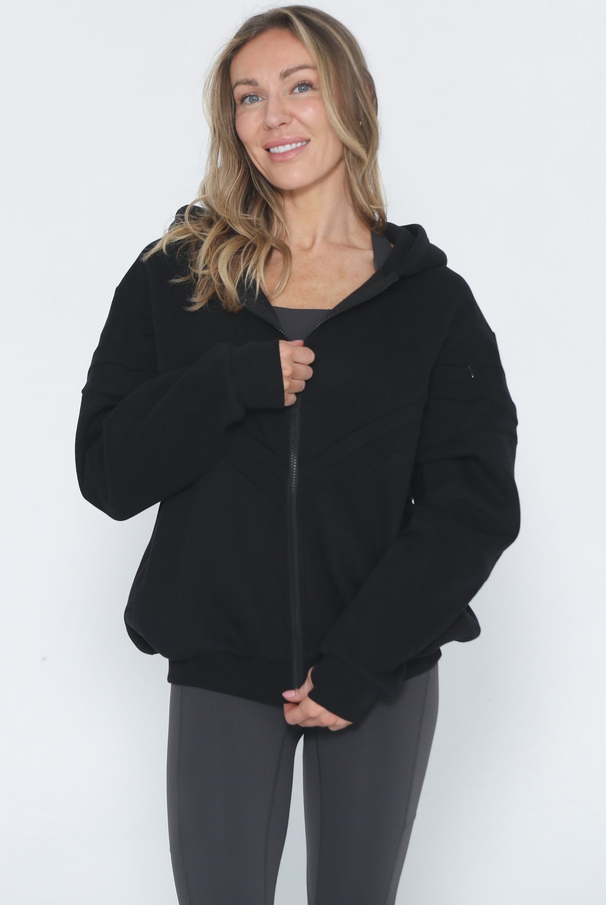 Nursing hoodie, oversized, organic cotton, invisible zipper, sweat and milk, front shot with zipper closed