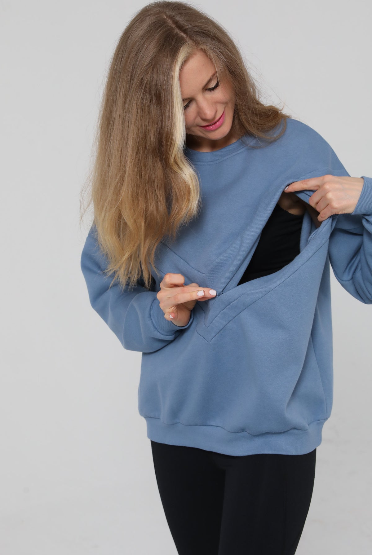 Close-up of the Isabella Nursing Sweatshirt in chambery blue with side zipper being opened, showing discreet nursing access, Sweat and Milk