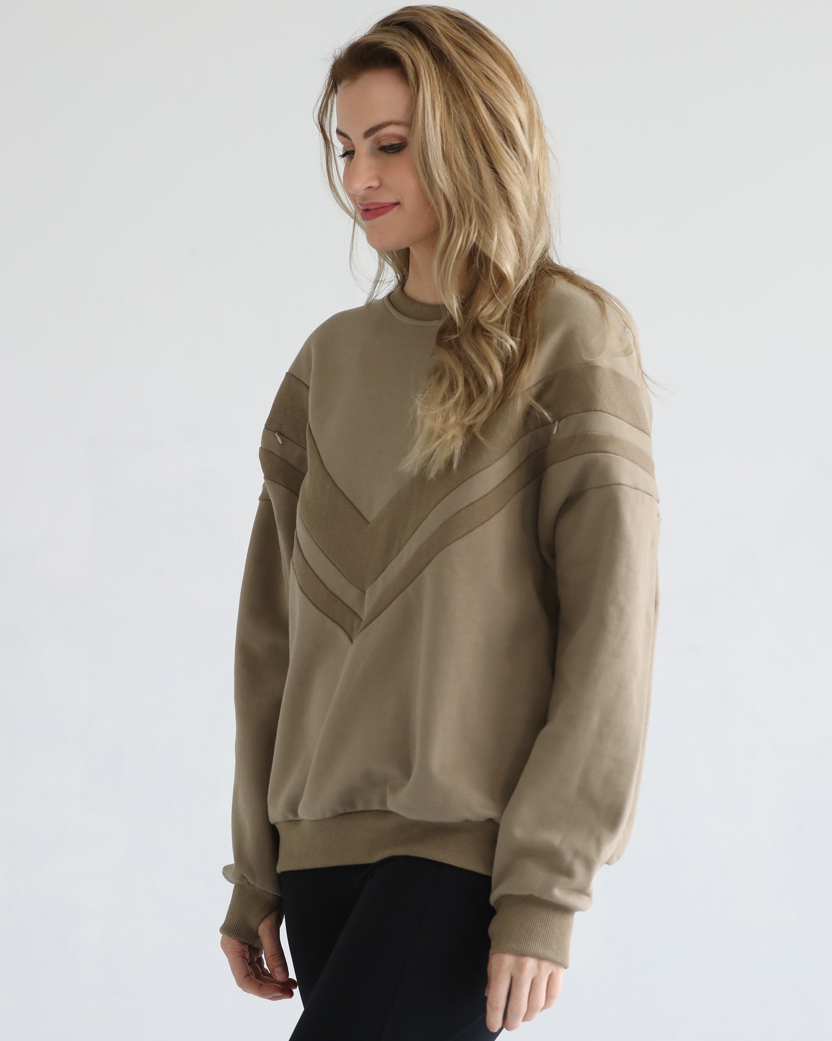 Oversized nursing sweatshirt with zippers, sweat and milk