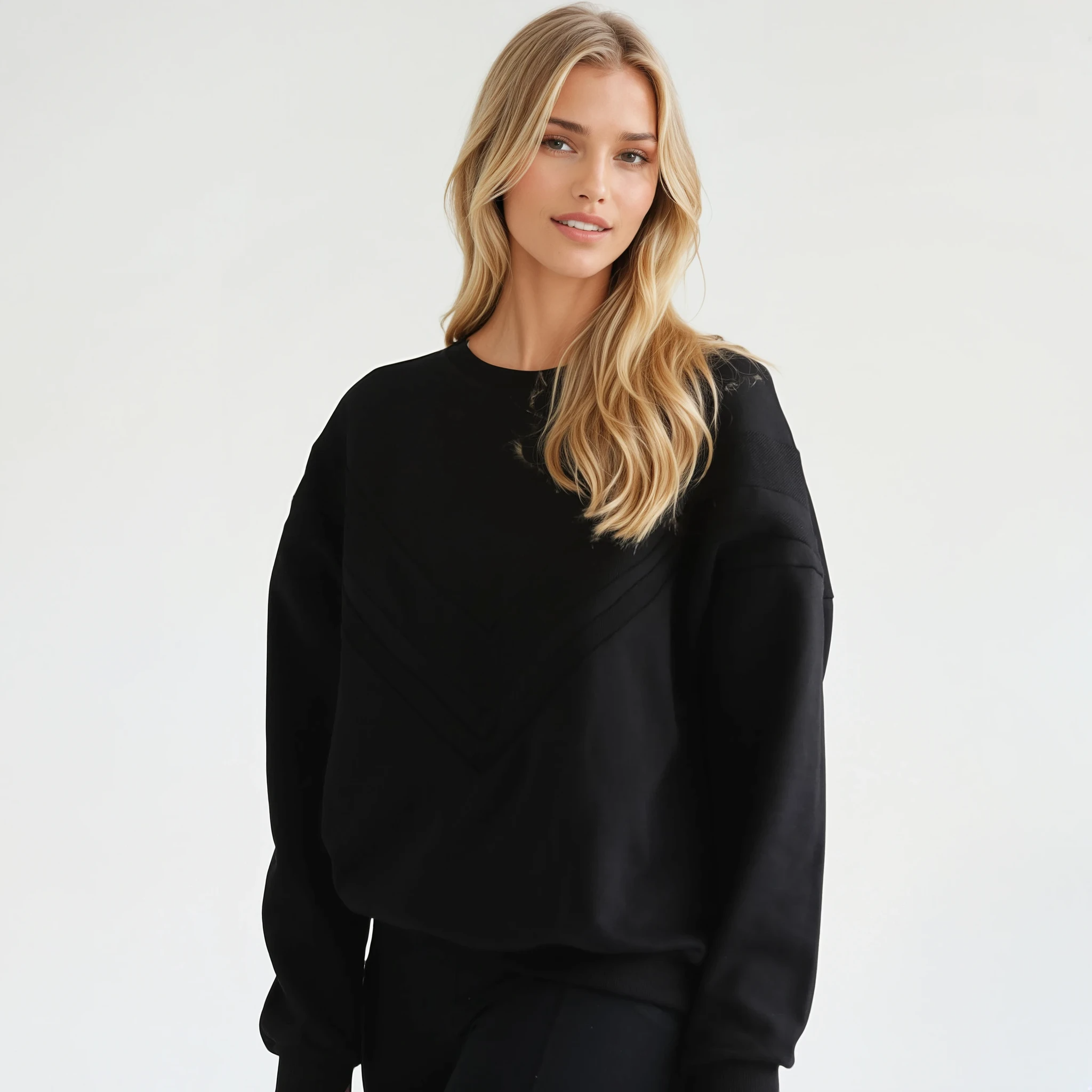 Isabella oversized nursing sweatshirt in organic cotton, front short on a model, sweat and milk