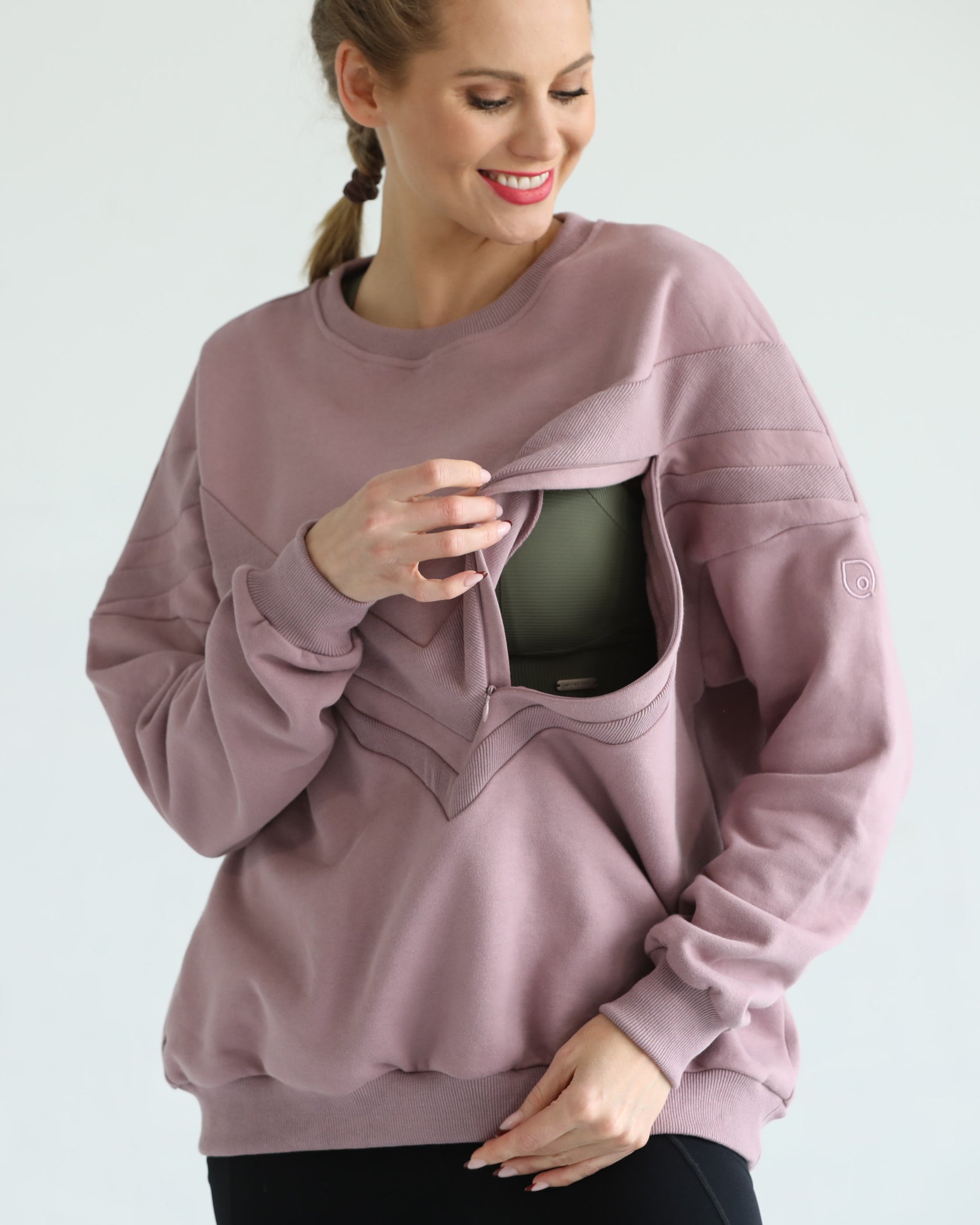 Oversized nursing pregnancy sweatshirt with zippers, sweat and milk