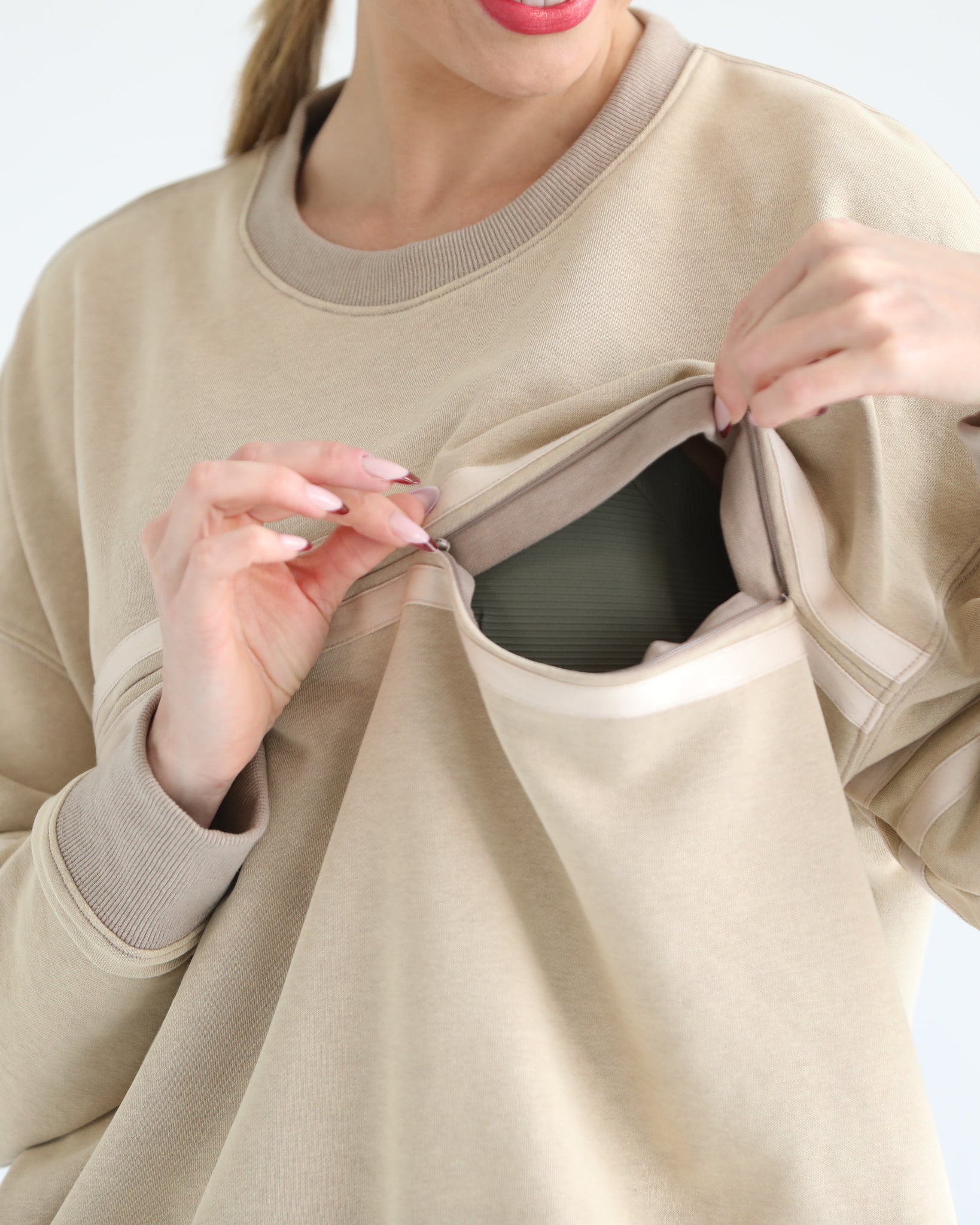Sloucy oversized nursing sweatshirt with zippers and pockets, sweat and milk