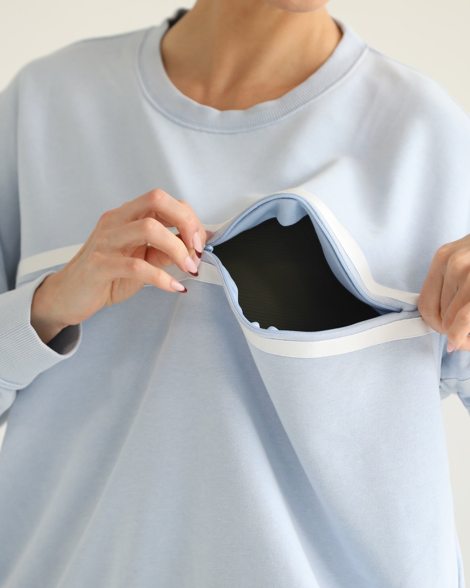 Sloucy oversized nursing sweatshirt with zippers and pockets, sweat and milk