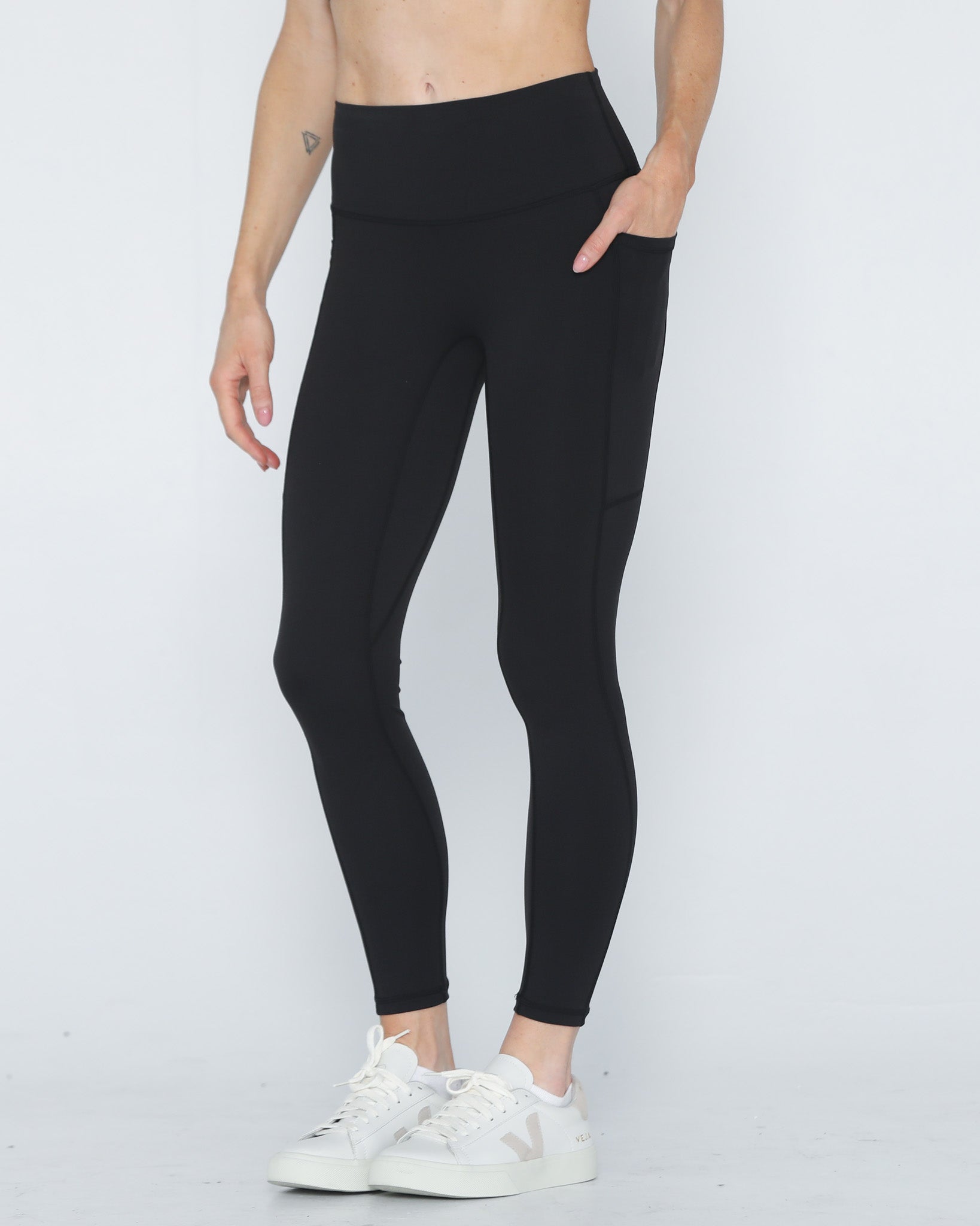 Postpartum ultra high waisted leggings, sweat and milk, with pockets, noir, front shot with hands in pocket, half body