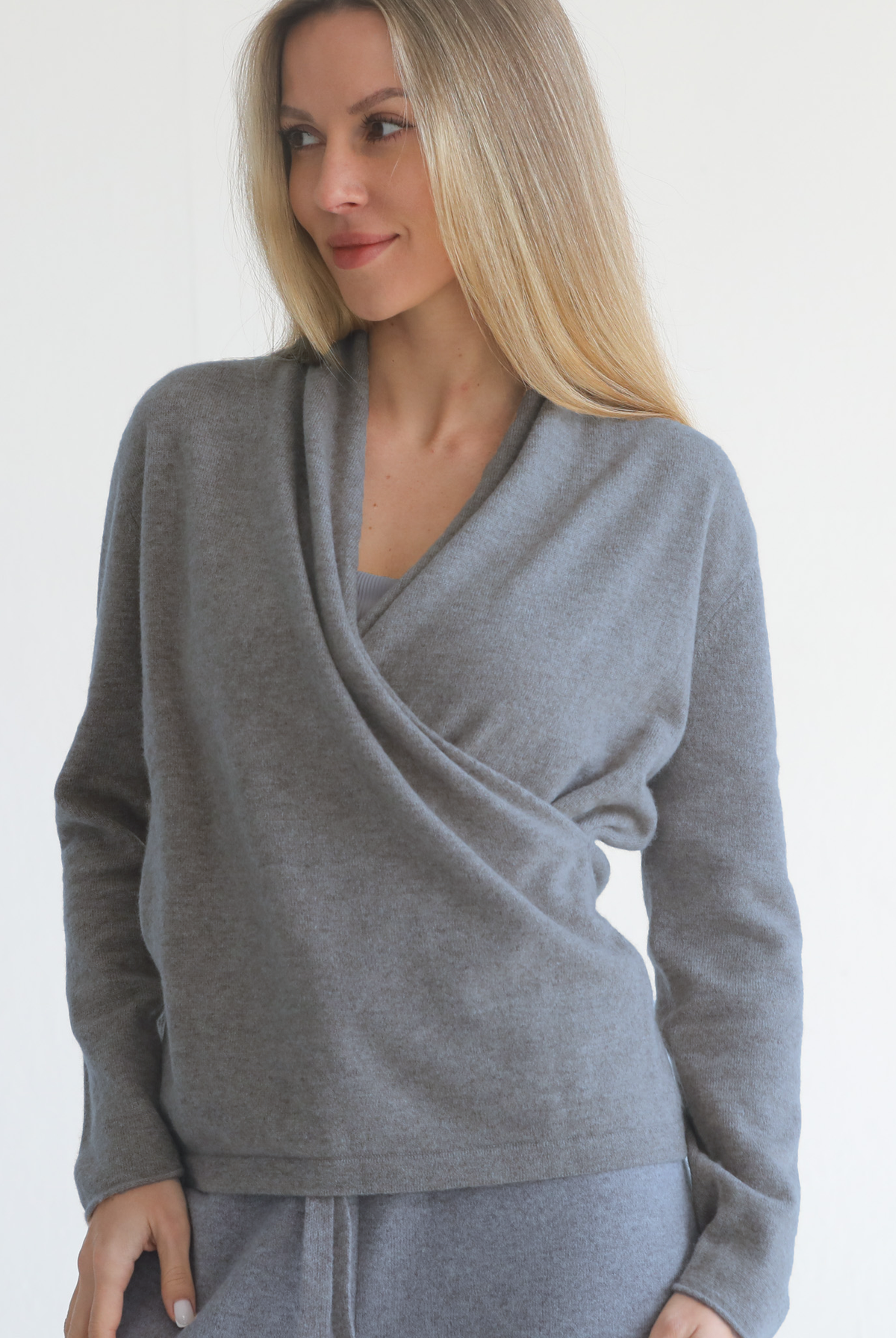 Cashmere wrap sweater for nursing, sweat and milk, side shot