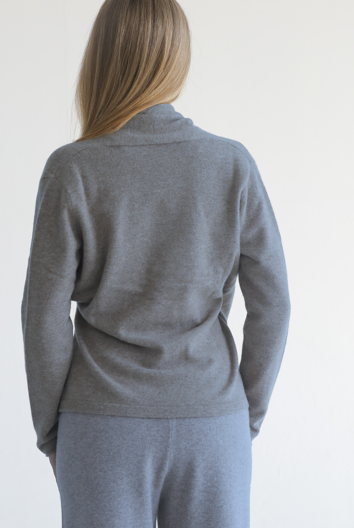 Cashmere wrap sweater for nursing, sweat and milk, back shot