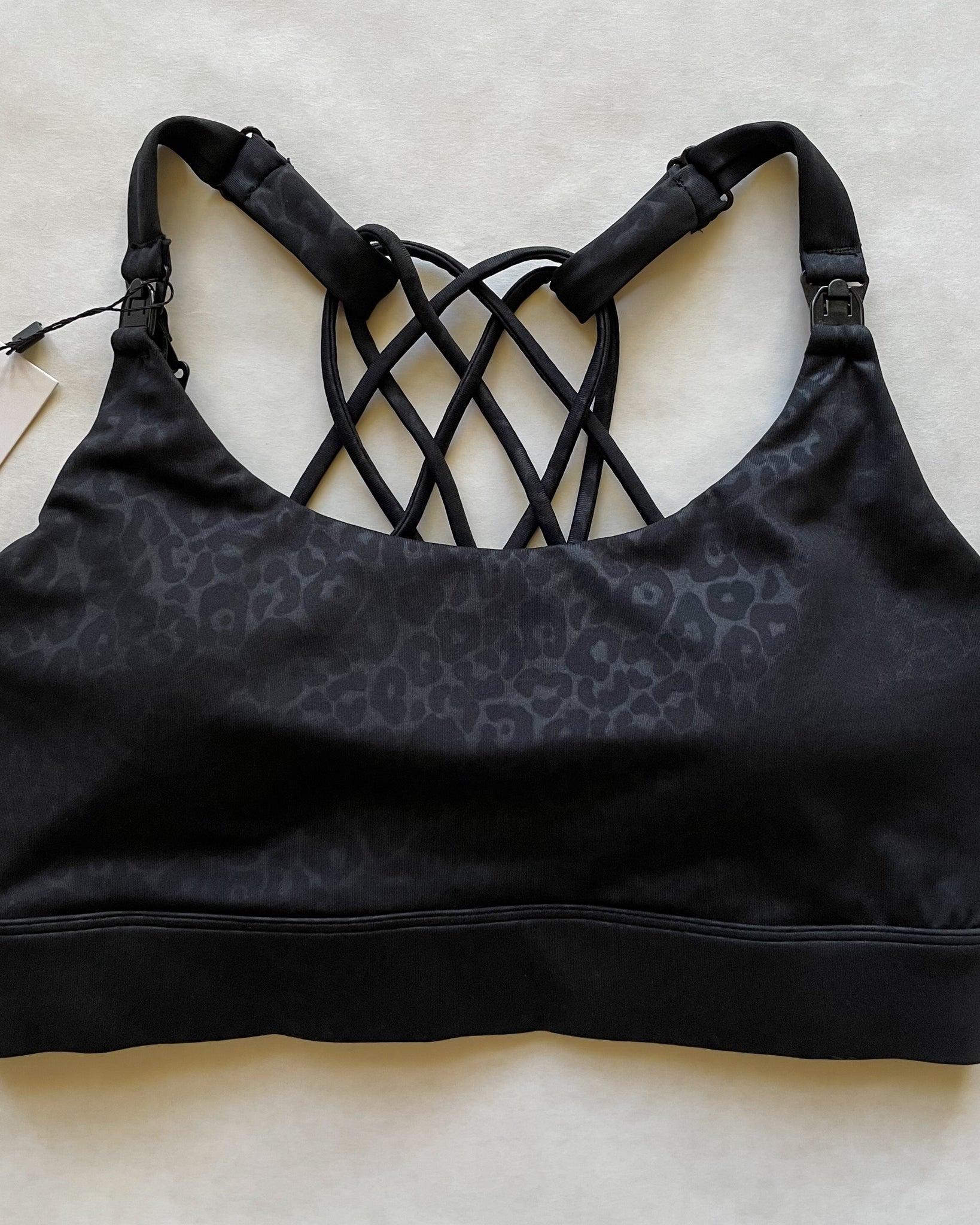 Océane 4 Nursing and pumping sports Bra, medium impact, hands free pumping, black, strappy back, adjustable back clasp - Sweat and Milk