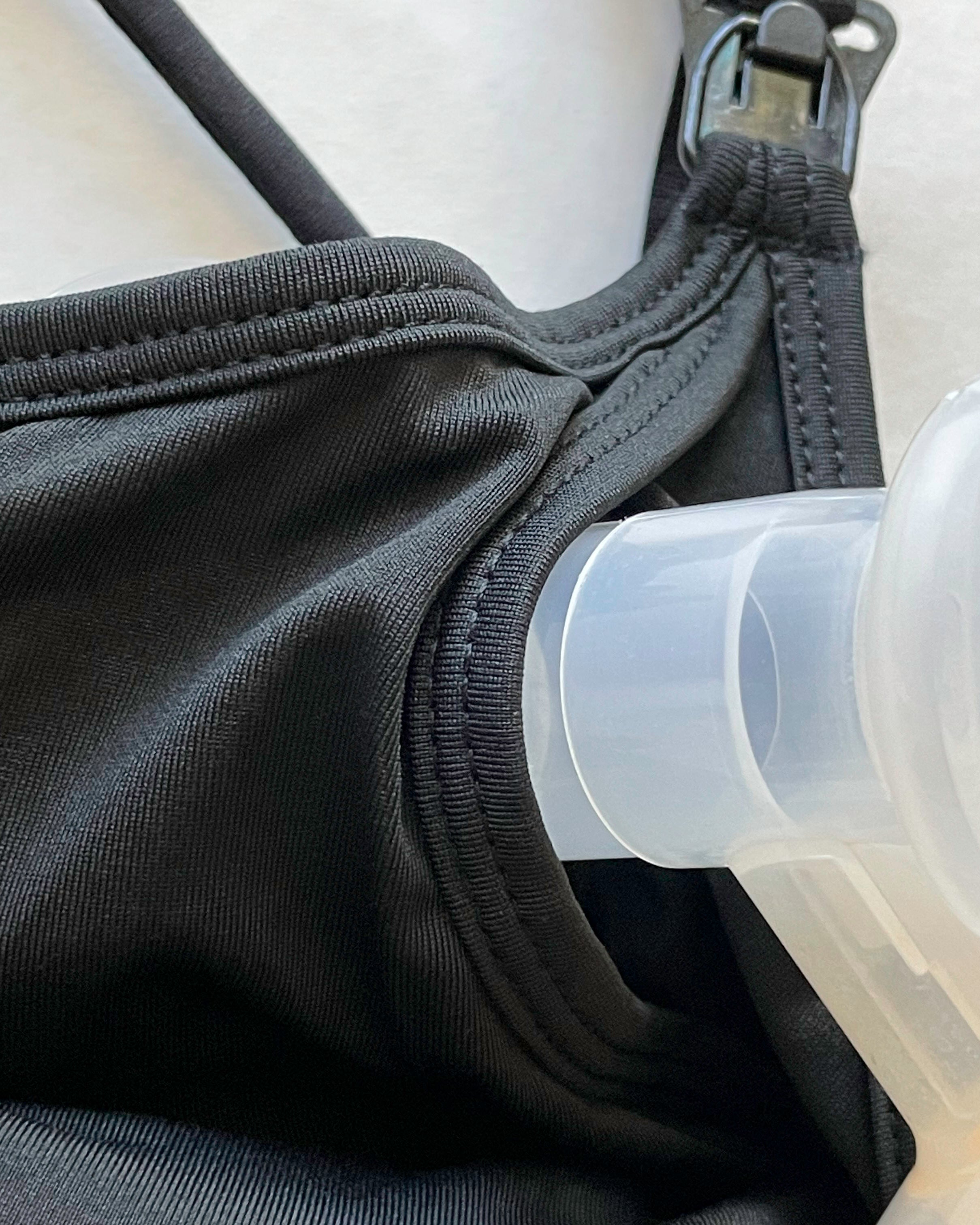 Océane 4 Nursing and pumping sports Bra, medium impact, hands free pumping, black, strappy back, adjustable back clasp - Sweat and Milk