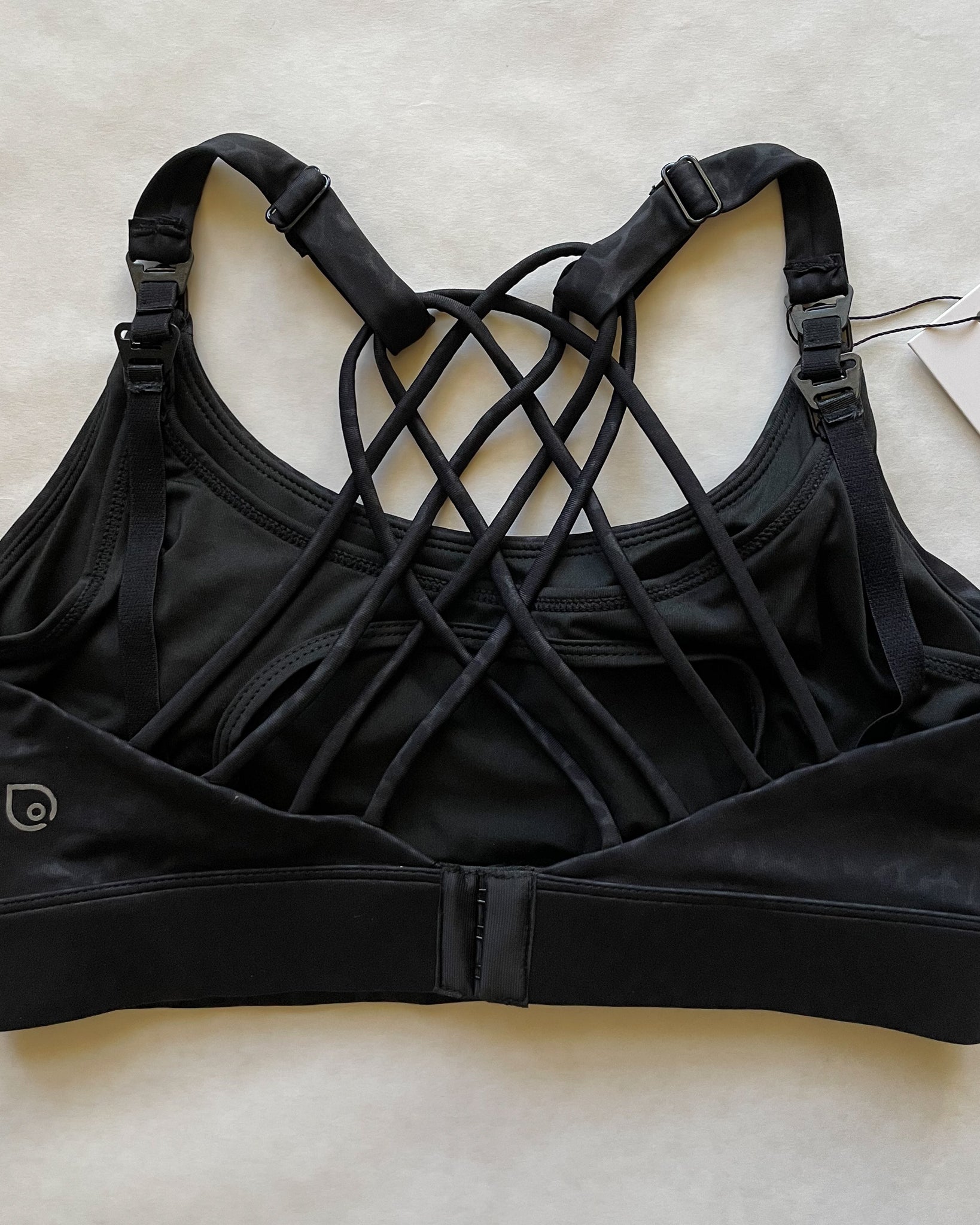 Océane 4 Nursing and pumping sports Bra, medium impact, hands free pumping, black, strappy back, adjustable back clasp - Sweat and Milk