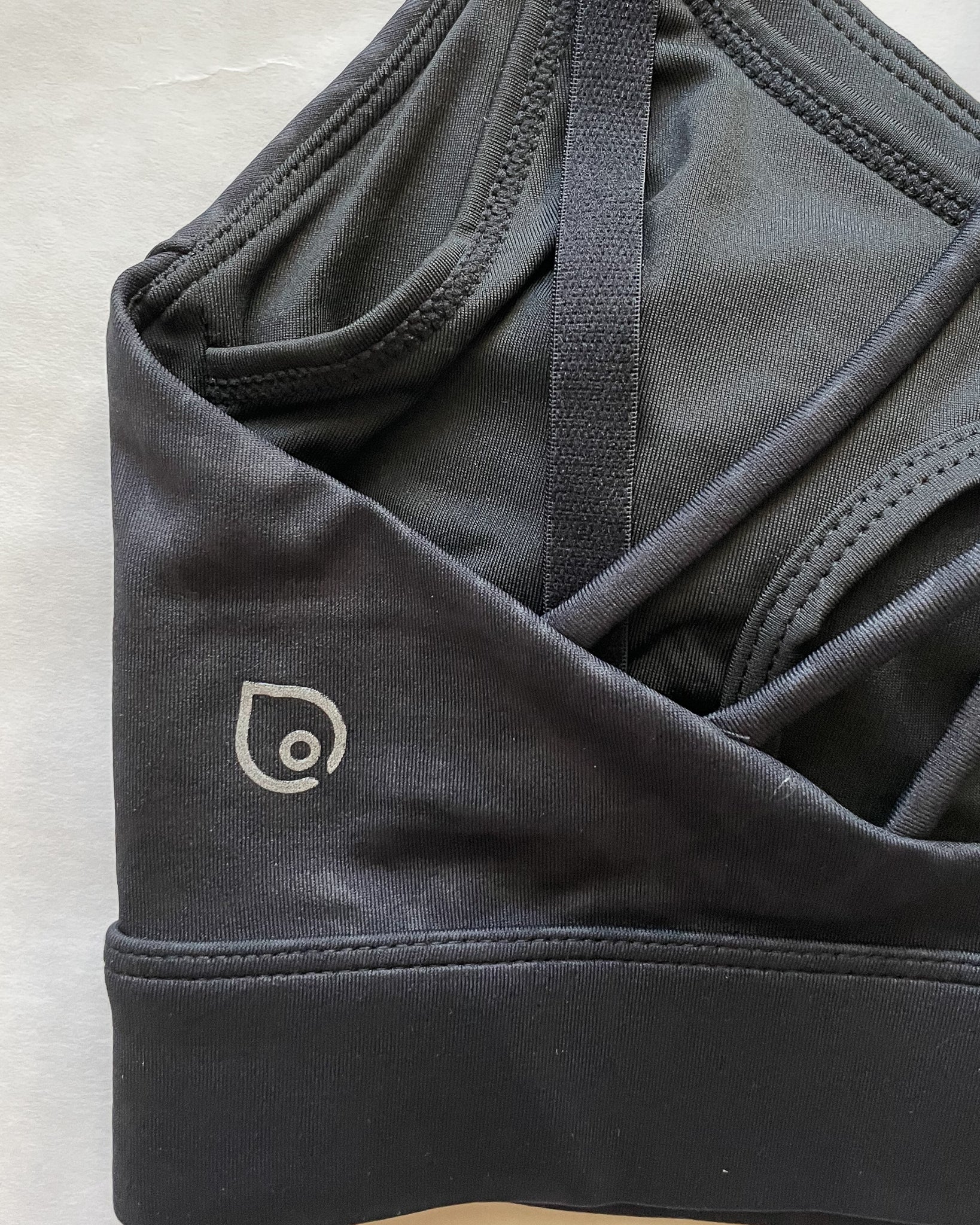 Océane 4 Nursing and pumping sports Bra, medium impact, hands free pumping, black, strappy back, adjustable back clasp - Sweat and Milk