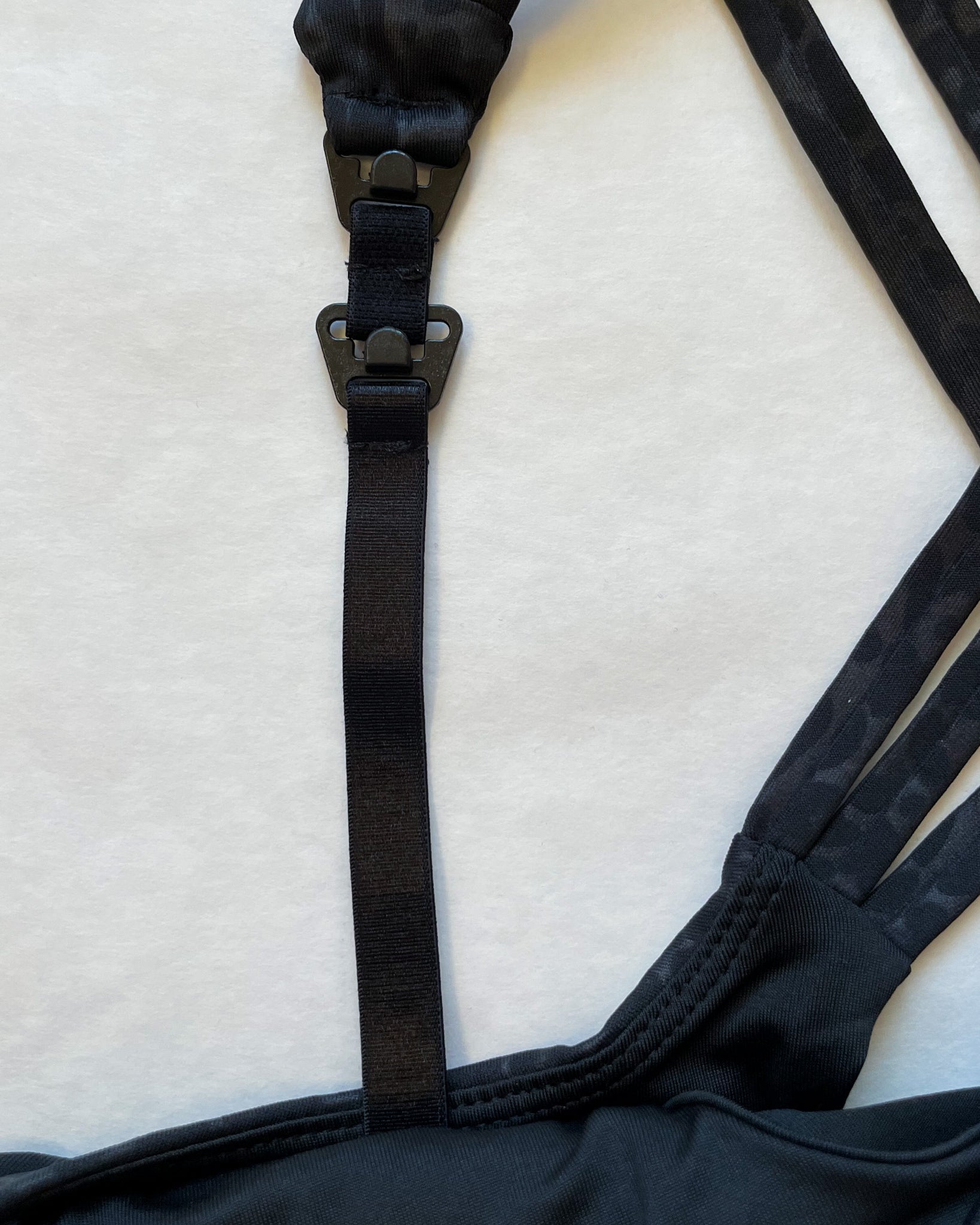 Océane 4 Nursing and pumping sports Bra, medium impact, hands free pumping, black, strappy back, adjustable back clasp - Sweat and Milk