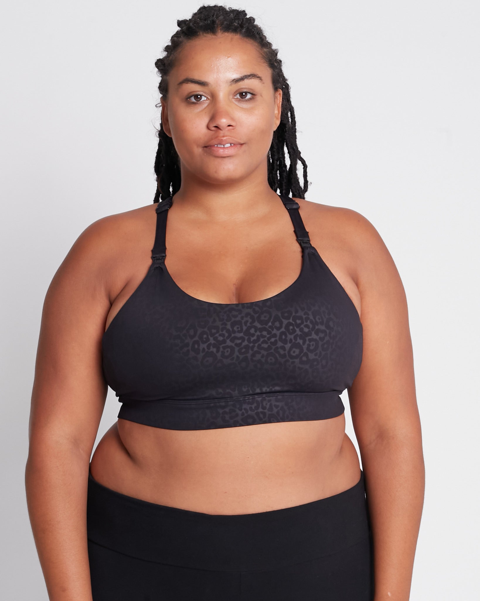 Océane 4 Nursing and pumping sports Bra, medium impact, hands free pumping, black, strappy back, adjustable back clasp - Sweat and Milk