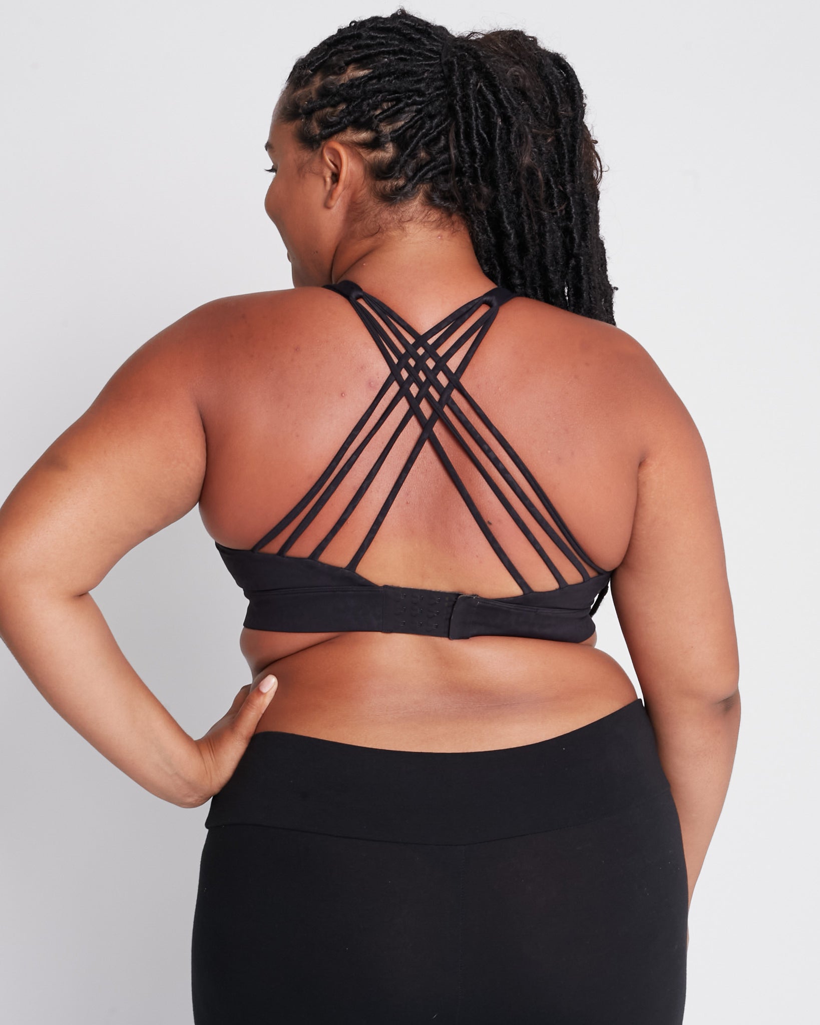 Océane 4 Nursing and pumping sports Bra, medium impact, hands free pumping, black, strappy back, adjustable back clasp - Sweat and Milk