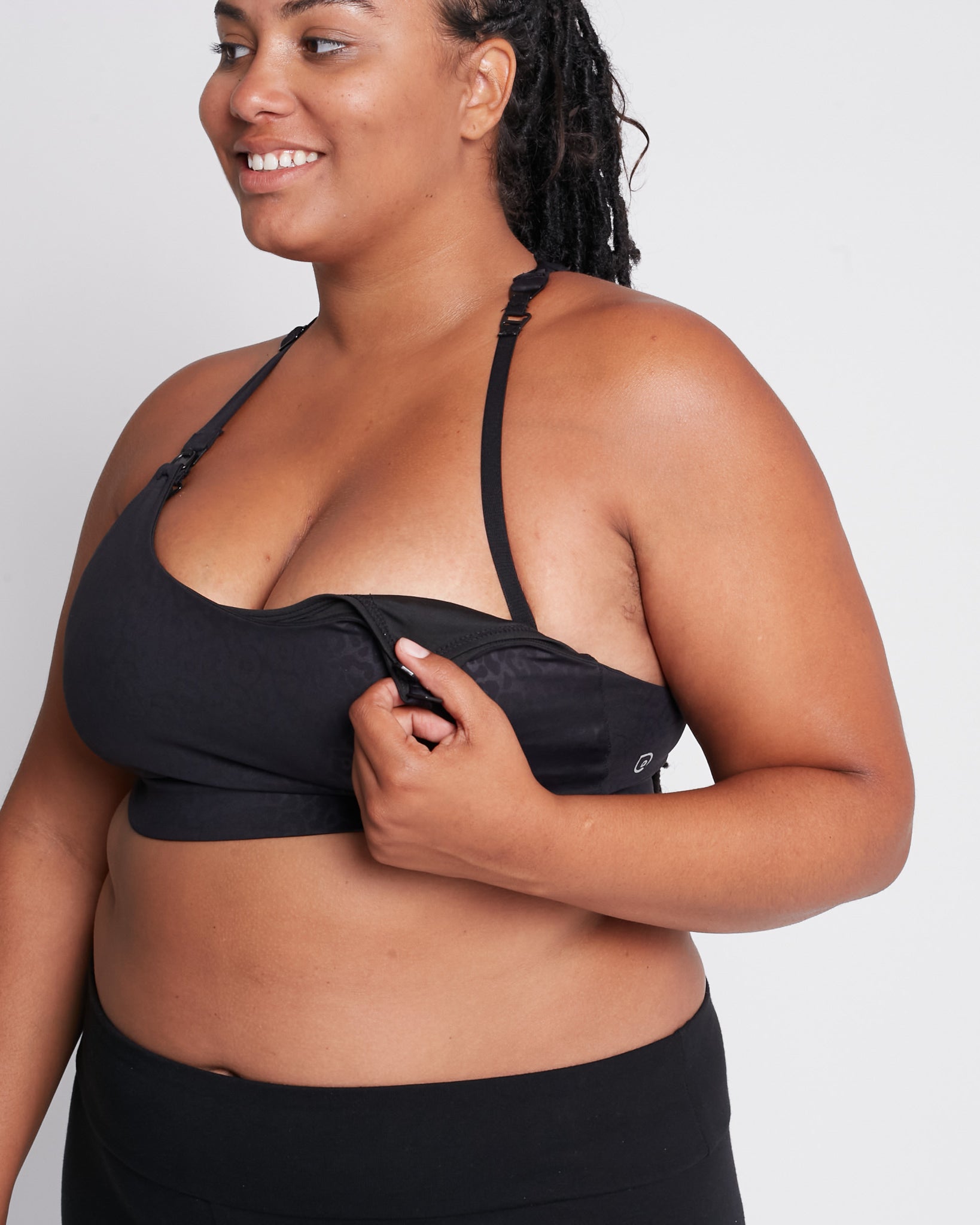 Océane 4 Nursing and pumping sports Bra, medium impact, hands free pumping, black, strappy back, adjustable back clasp - Sweat and Milk