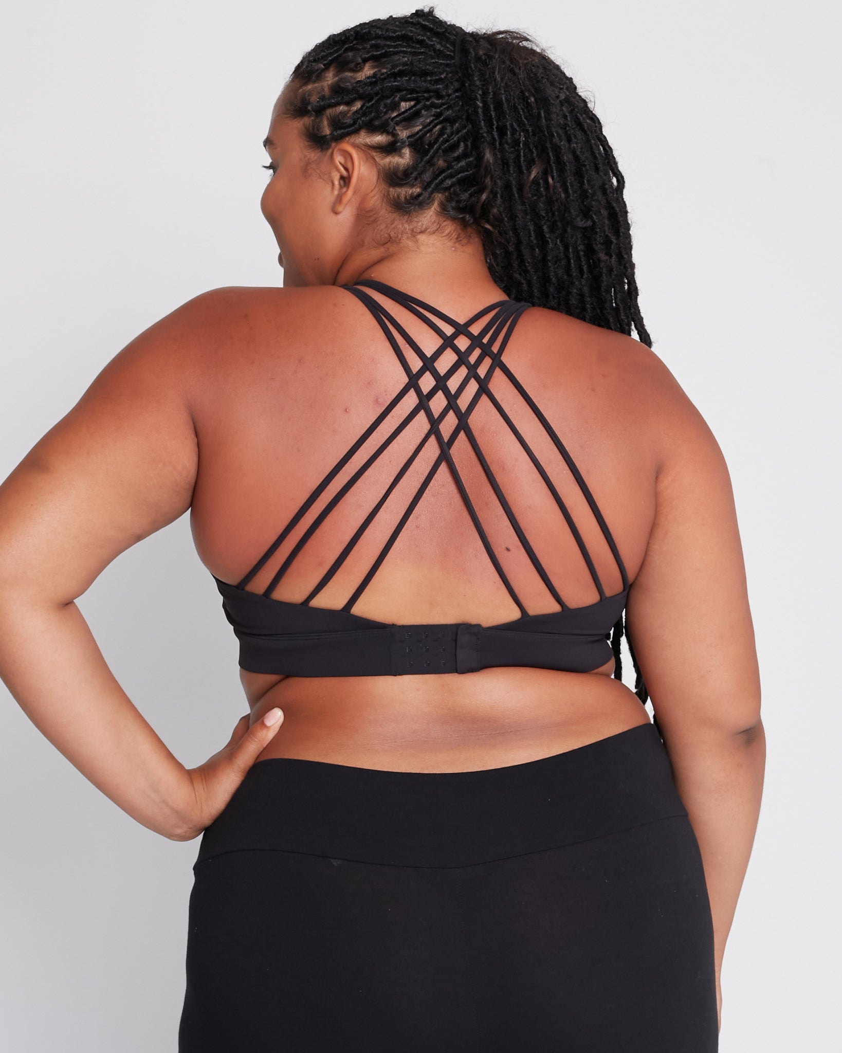 Océane 3 Nursing sports Bra, medium impact, hands free pumping, black, strappy back, adjustable back closure, black - Sweat and Milk