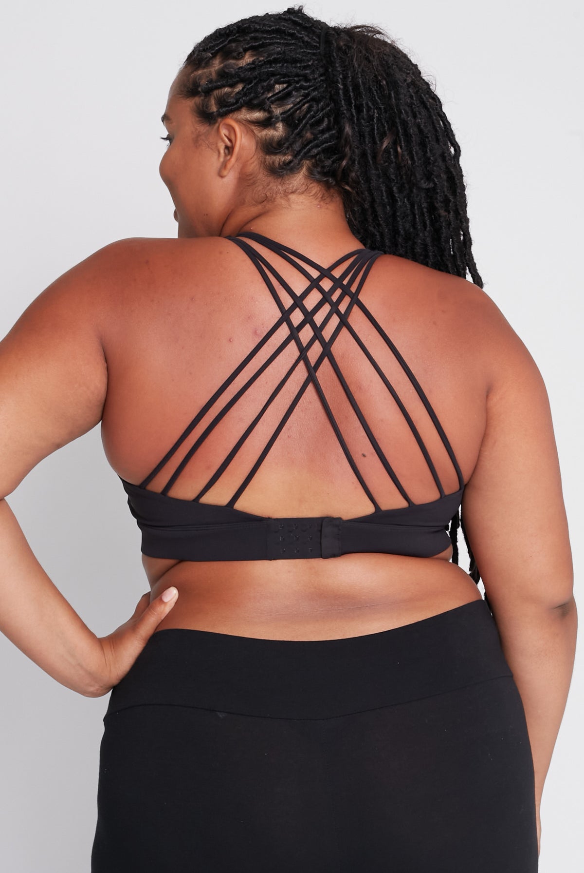 Océane 3 Nursing sports Bra, medium impact, hands free pumping, black, strappy back, adjustable back closure, black - Sweat and Milk