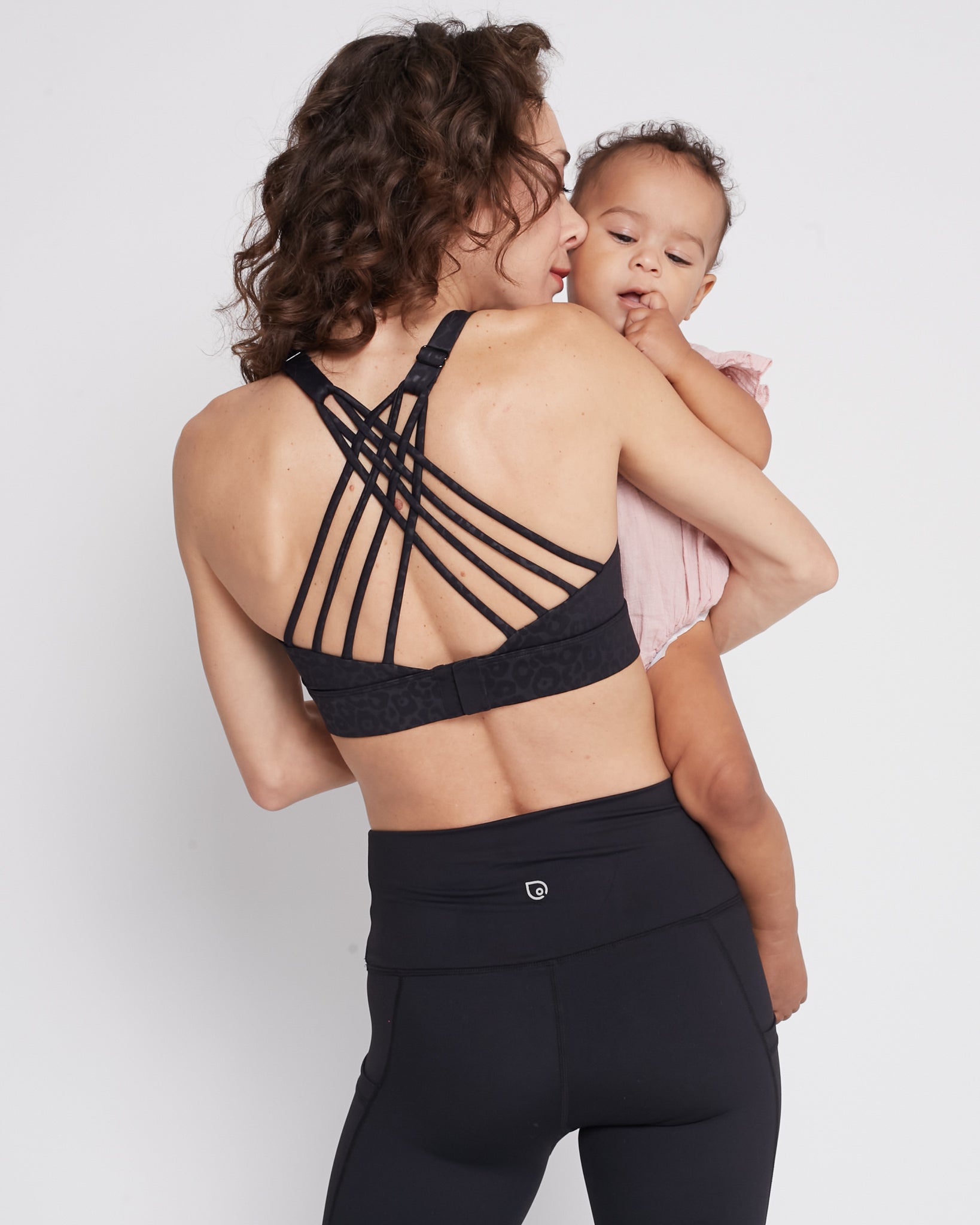 Océane 4 Nursing and pumping sports Bra, medium impact, hands free pumping, black, strappy back, adjustable back clasp - Sweat and Milk