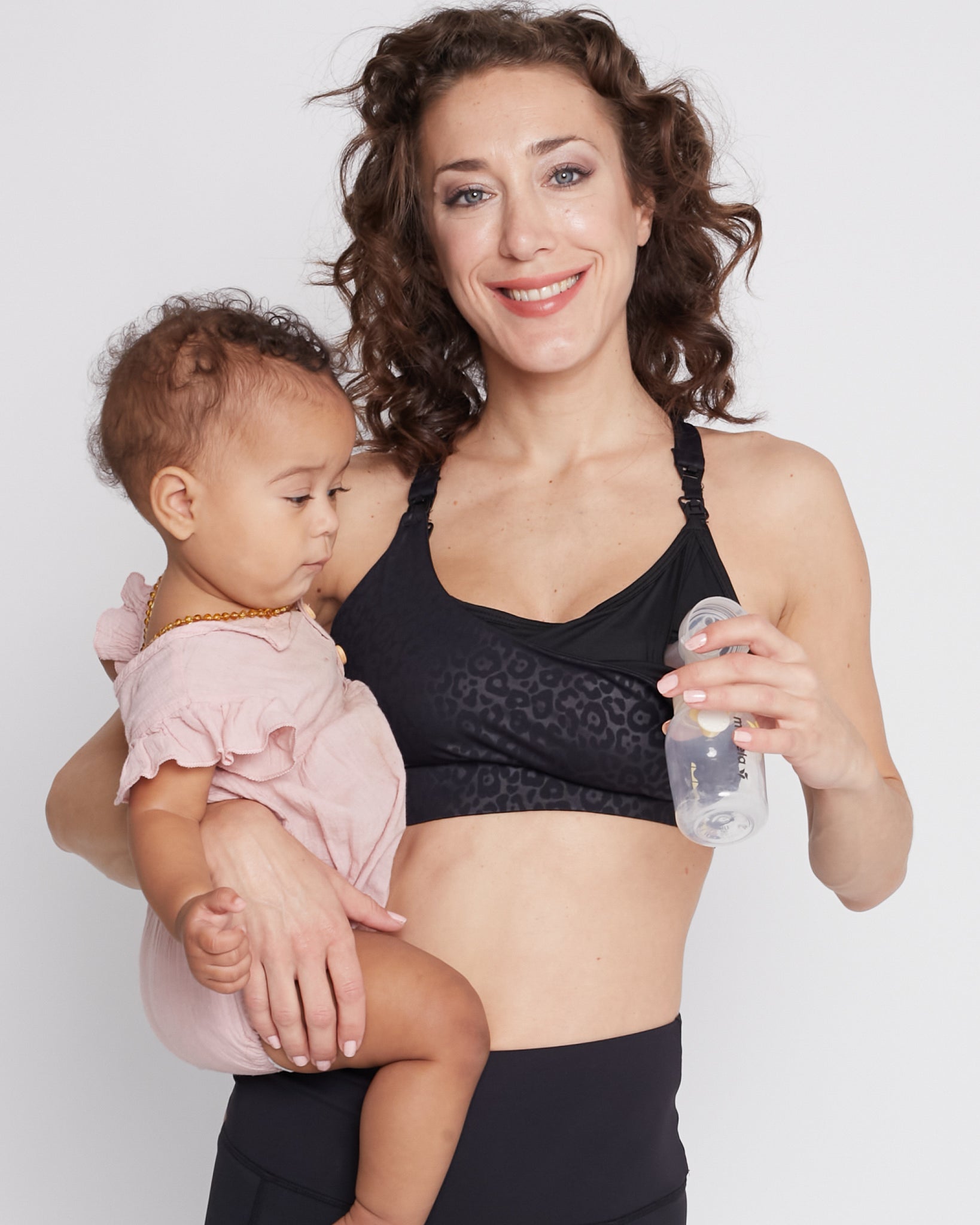 Océane 4 Nursing and pumping sports Bra, medium impact, hands free pumping, black, strappy back, adjustable back clasp - Sweat and Milk