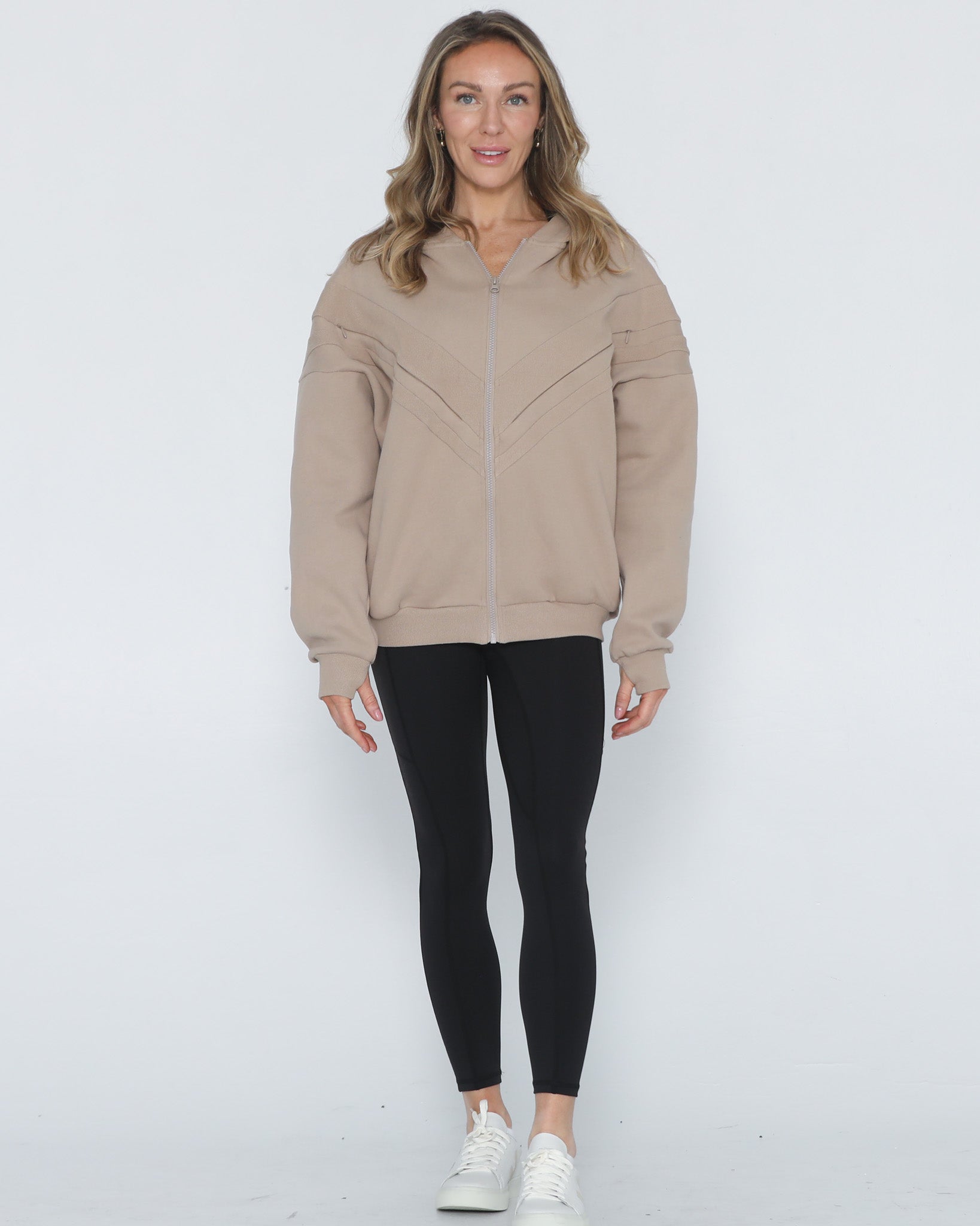 Nursing hoodie, oversized, organic cotton, invisible zipper, sweat and milk, front shot with zippers closed