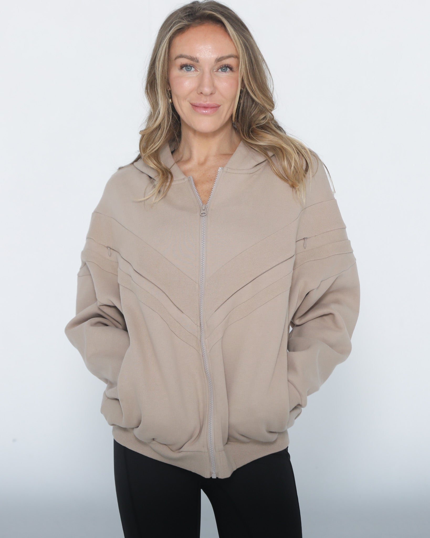 Nursing hoodie, oversized, organic cotton, invisible zipper, sweat and milk, front shot 