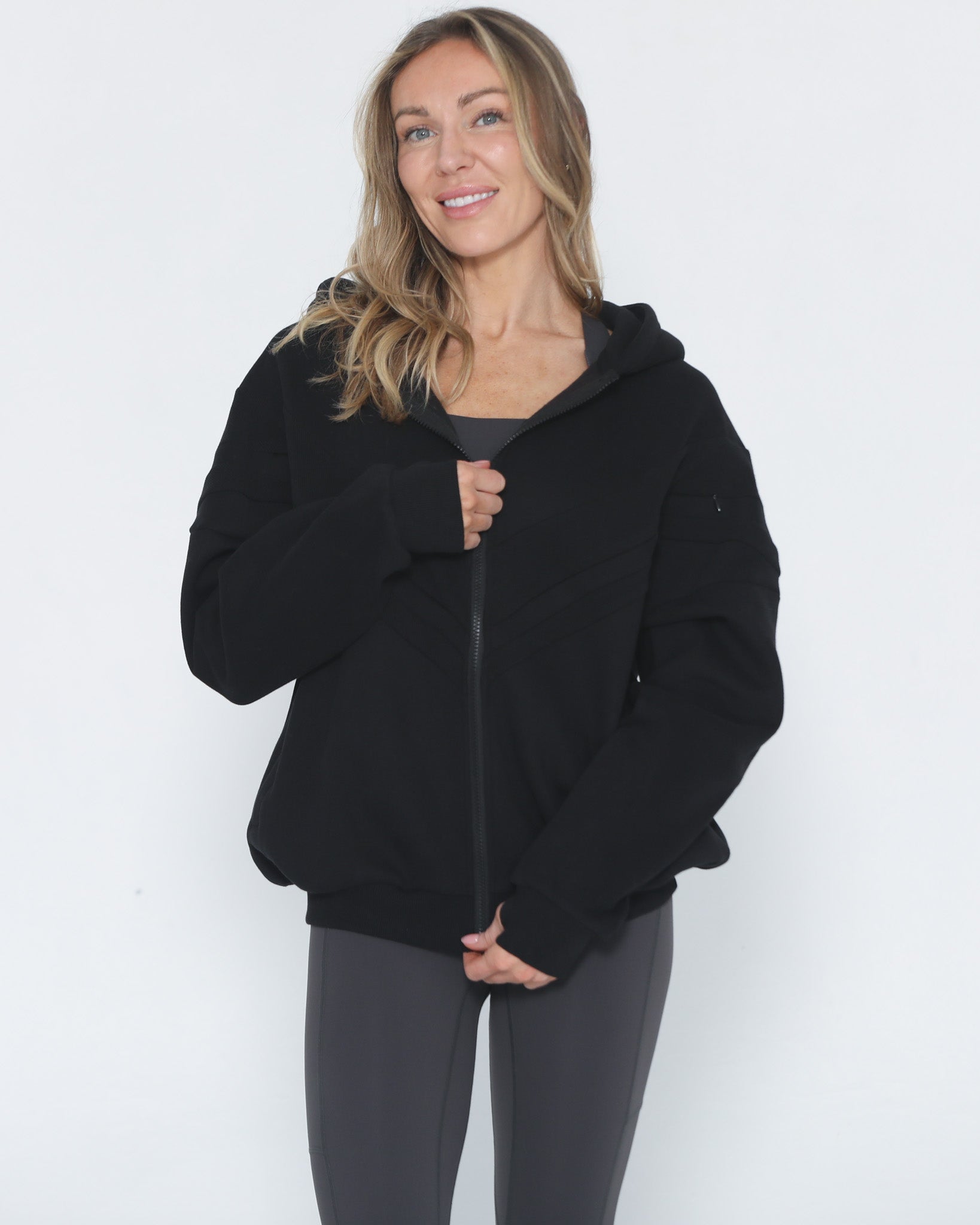 Nursing hoodie, oversized, organic cotton, invisible zipper, sweat and milk, front shot with zipper closed