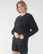 Side view of Ivy nursing top – flowy silhouette and soft fabric

Postpartum mom in Ivy top – breathable and functional nursing wear