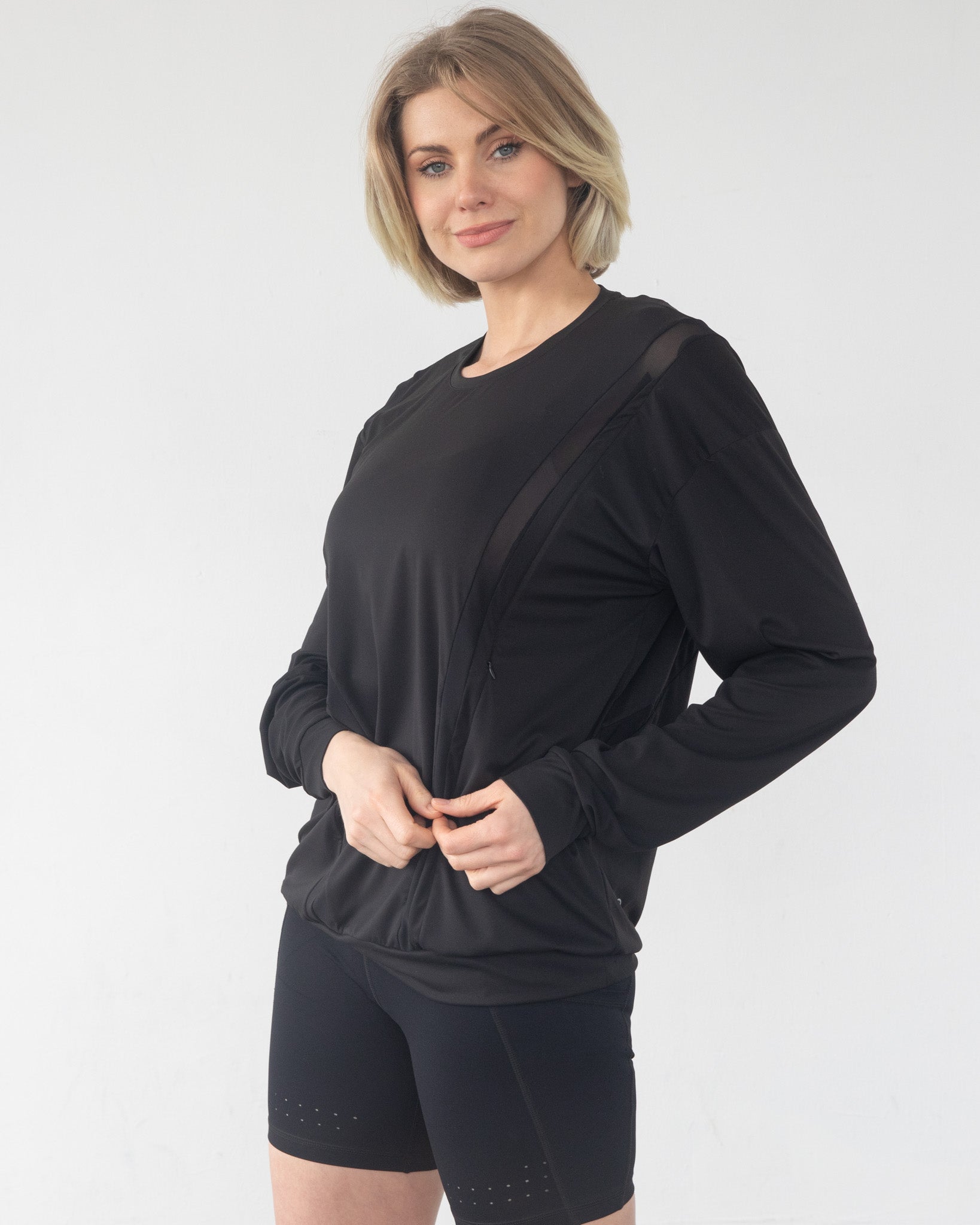 Side view of Ivy nursing top – flowy silhouette and soft fabric

Postpartum mom in Ivy top – breathable and functional nursing wear