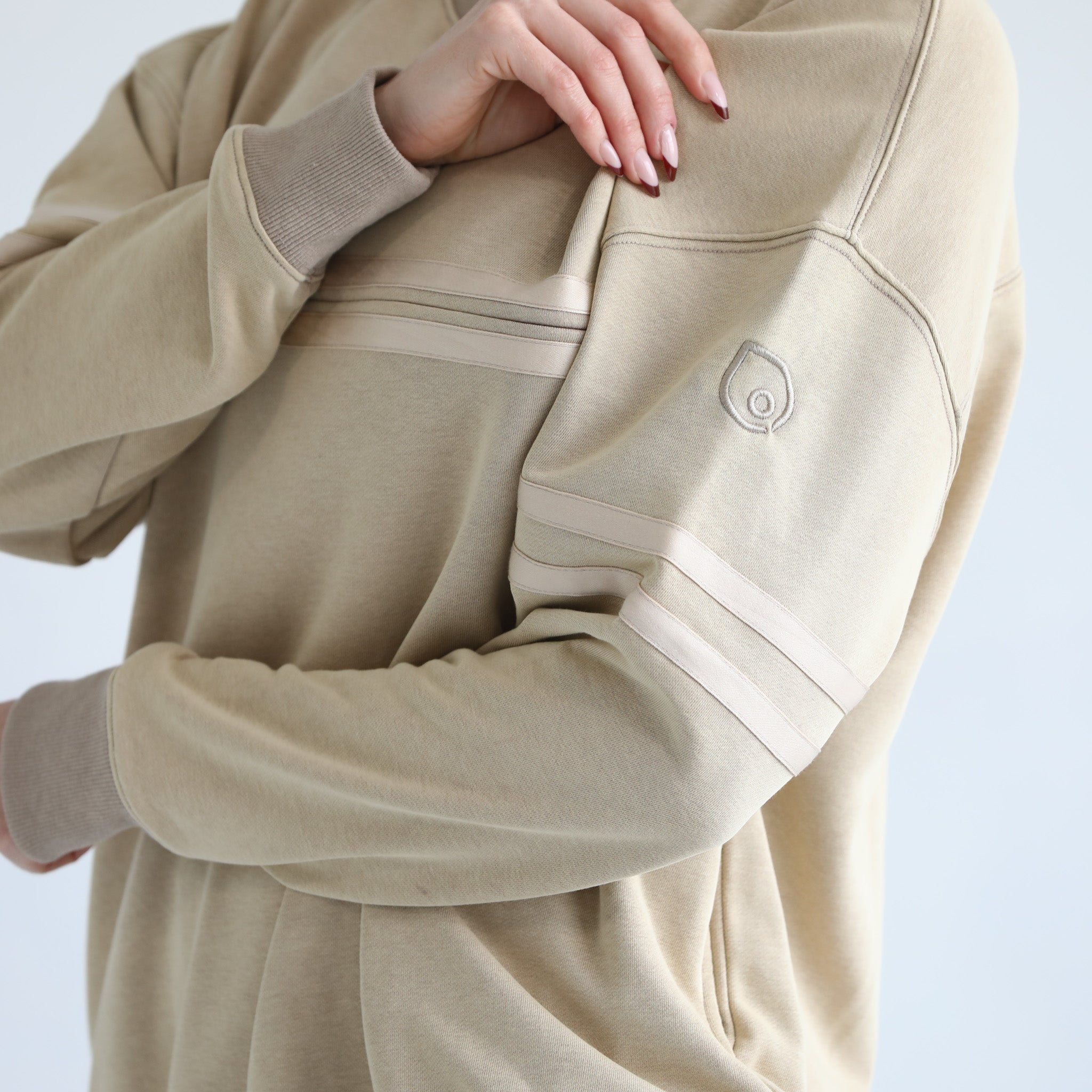 Sloucy oversized nursing sweatshirt with zippers and pockets, sweat and milk