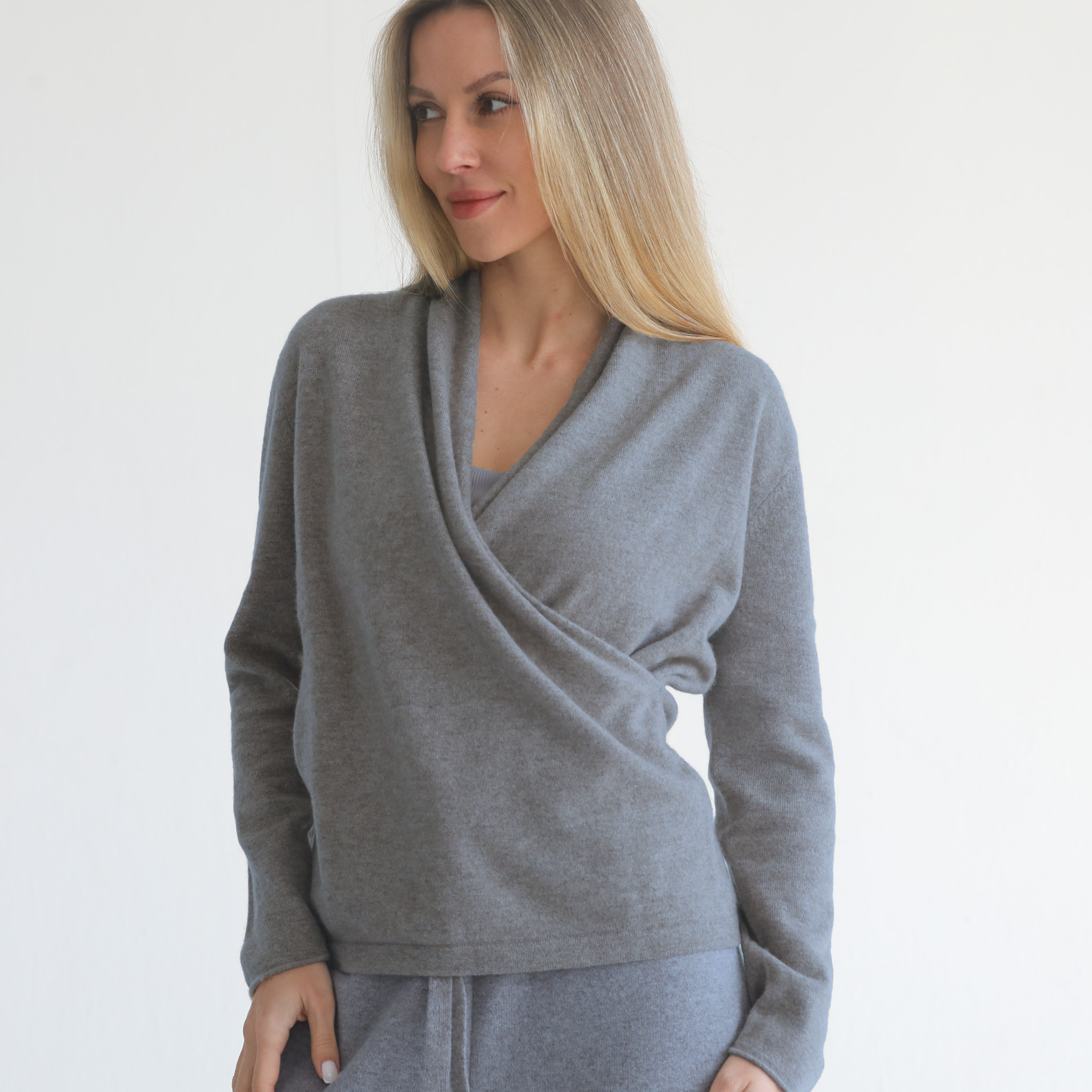 Cashmere wrap sweater for nursing, sweat and milk, side shot