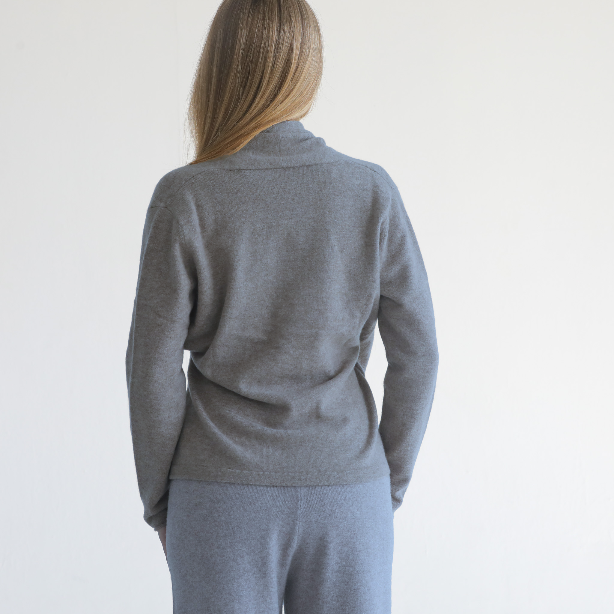 Cashmere wrap sweater for nursing, sweat and milk, back shot