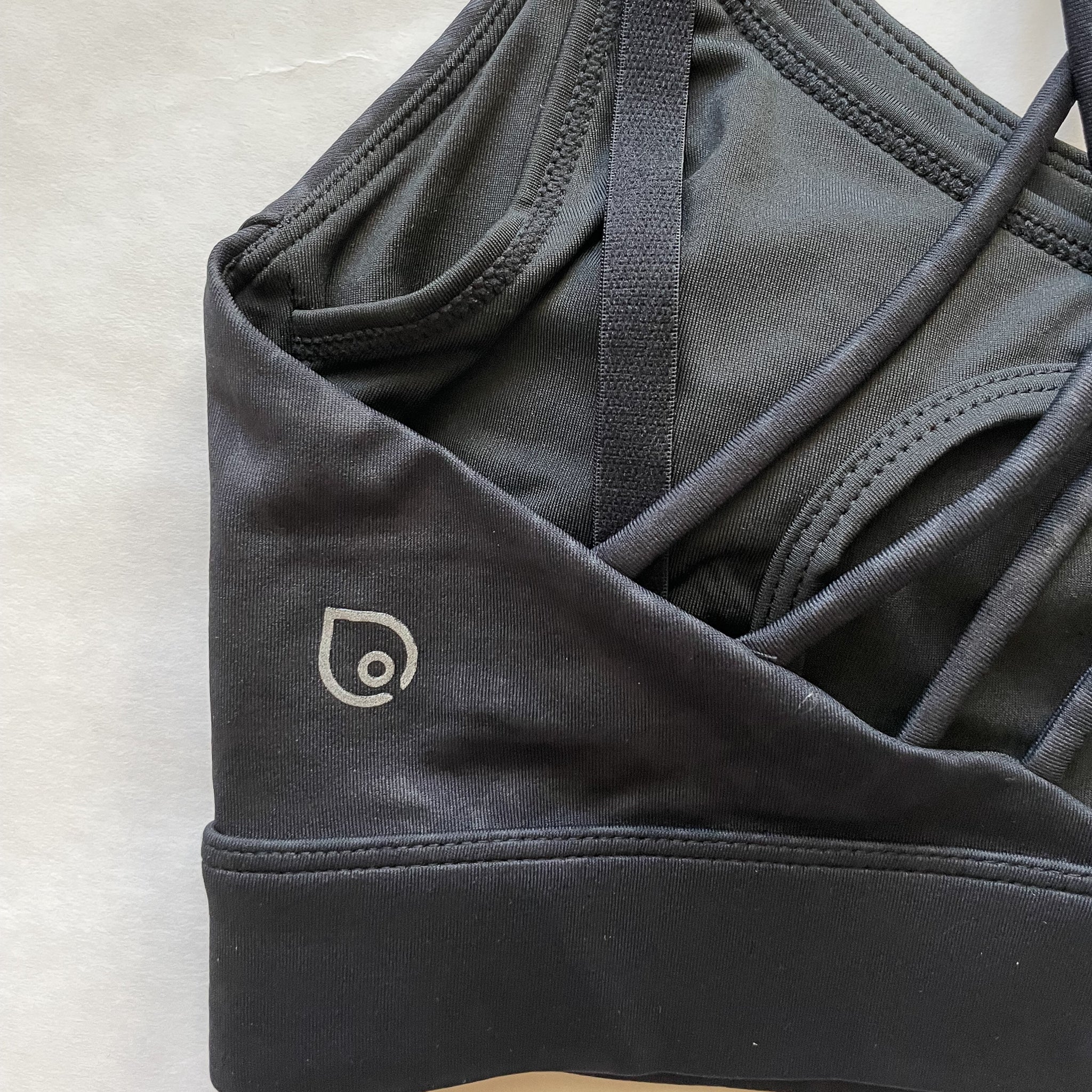 Océane 4 Nursing and pumping sports Bra, medium impact, hands free pumping, black, strappy back, adjustable back clasp - Sweat and Milk