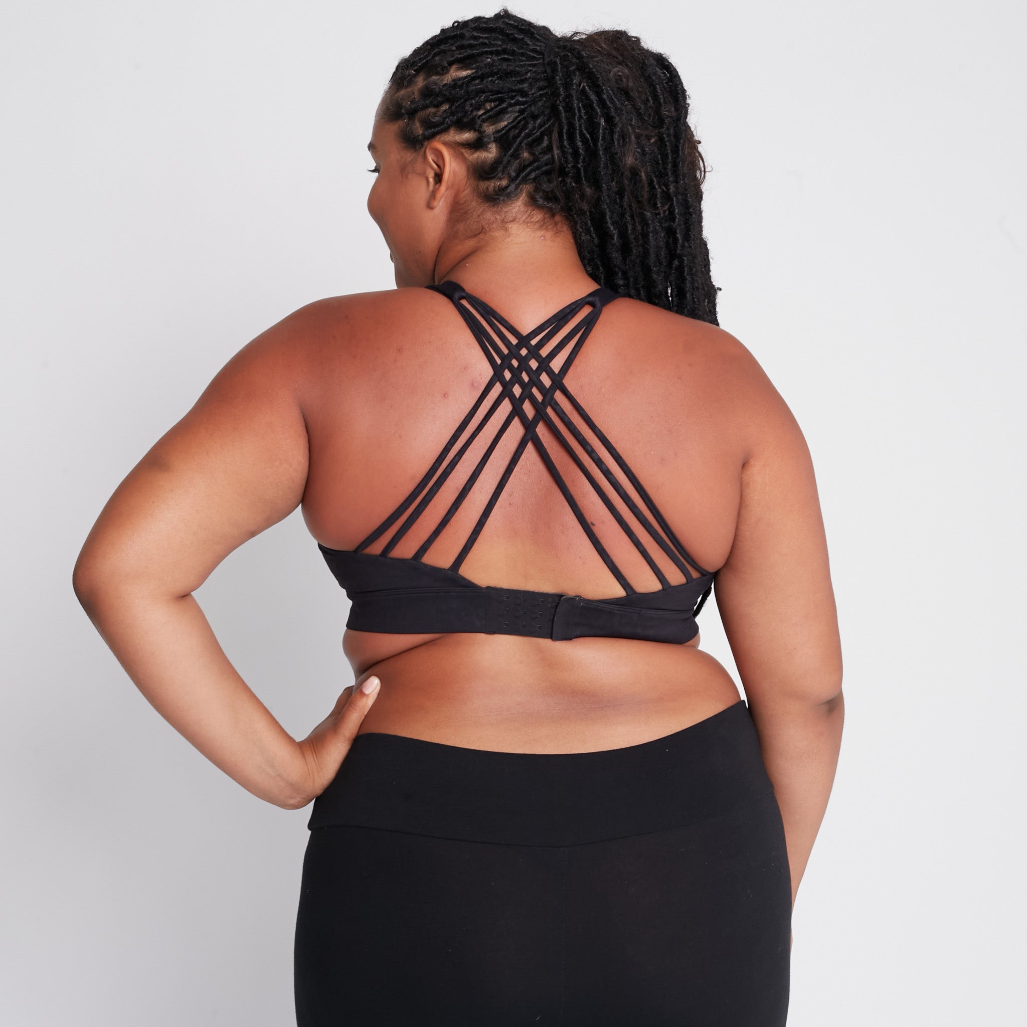 Océane 4 Nursing and pumping sports Bra, medium impact, hands free pumping, black, strappy back, adjustable back clasp - Sweat and Milk