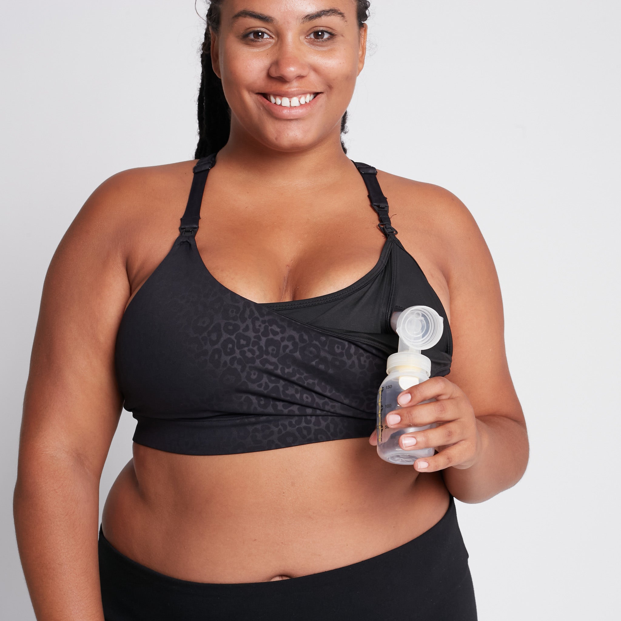 Océane 4 Nursing and pumping sports Bra, medium impact, hands free pumping, black, strappy back, adjustable back clasp - Sweat and Milk