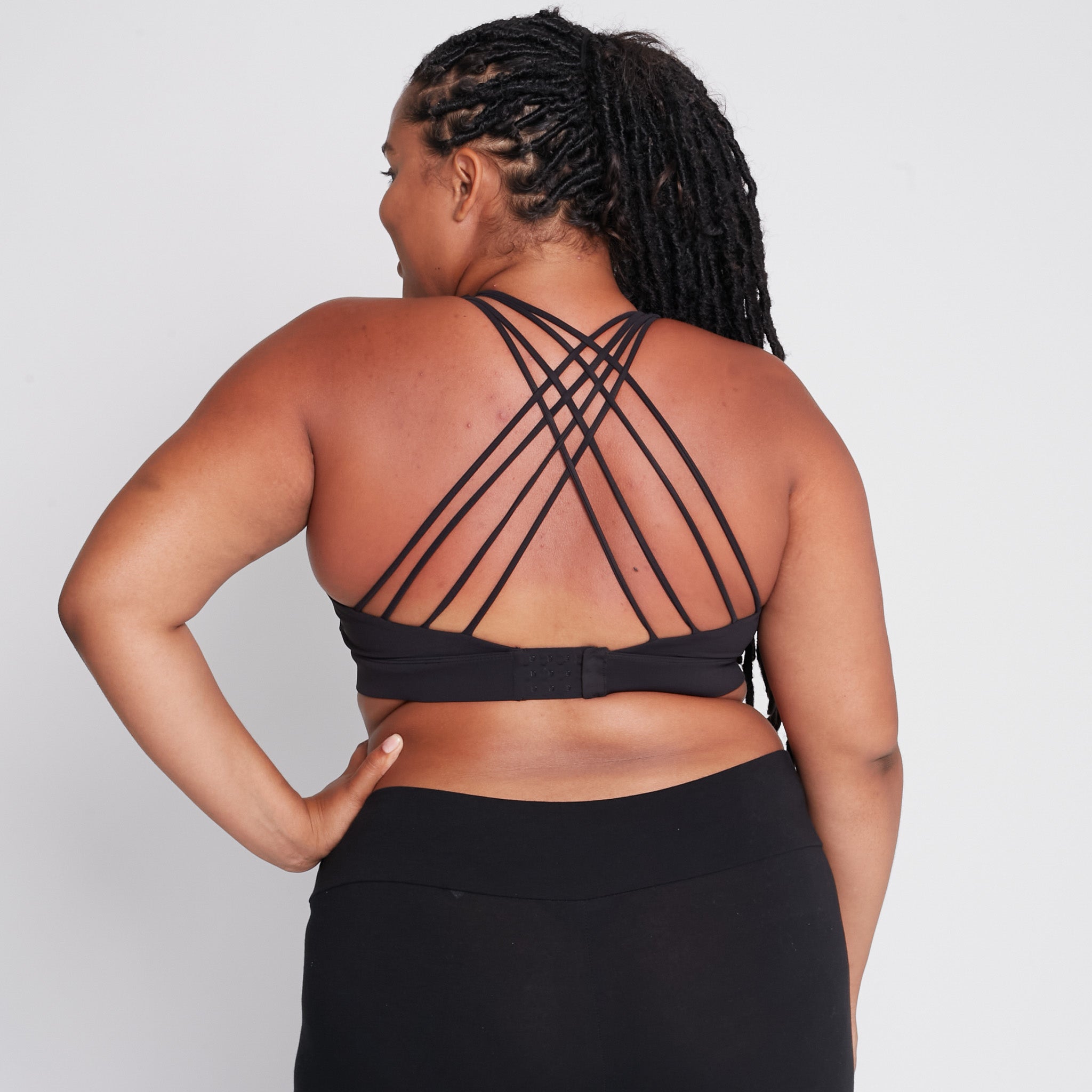 Océane 3 Nursing sports Bra, medium impact, hands free pumping, black, strappy back, adjustable back closure, black - Sweat and Milk