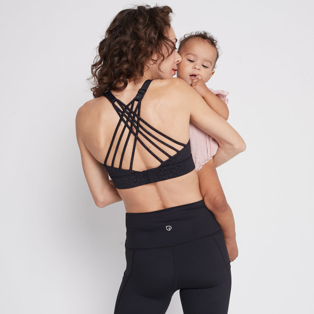 Océane 4 Nursing and pumping sports Bra, medium impact, hands free pumping, black, strappy back, adjustable back clasp - Sweat and Milk