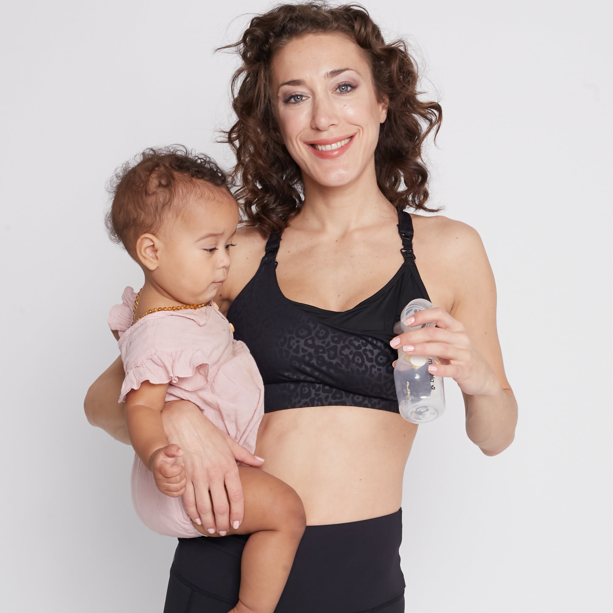 Océane 4 Nursing and pumping sports Bra, medium impact, hands free pumping, black, strappy back, adjustable back clasp - Sweat and Milk
